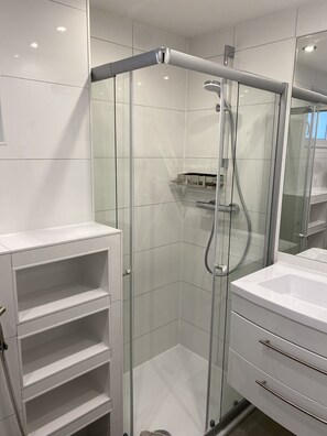 Dusche, Haartrockner, Handtücher