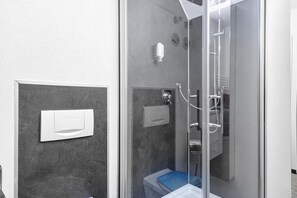 Dusche, kostenlose Toilettenartikel, Haartrockner, Handtücher