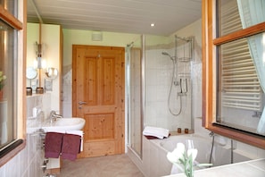 Shower, hair dryer, towels - Apartment 'Landhaus Bergkulisse' with Mountain View, Shared Terrace and Wi-Fi (Wallgau)