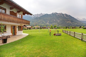 Property grounds - Apartment 'Landhaus Bergkulisse' with Mountain View, Shared Terrace and Wi-Fi (Wallgau)