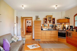 Interior - Apartment 'Landhaus Bergkulisse' with Mountain View, Shared Terrace and Wi-Fi (Wallgau)