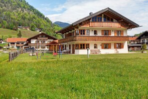 Exterior - Apartment 'Landhaus Bergkulisse' with Mountain View, Shared Terrace and Wi-Fi (Wallgau)