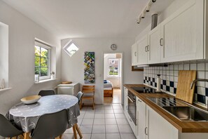 Geladeira, fogão, cooktop, cafeteira/chaleira