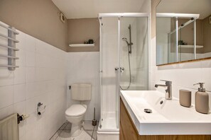 Douche, sèche-cheveux, serviettes fournies