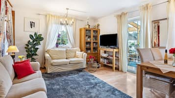 TV, fireplace, DVD player, stereo