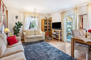 Televisión, chimenea, reproductor de DVD y estéreo 