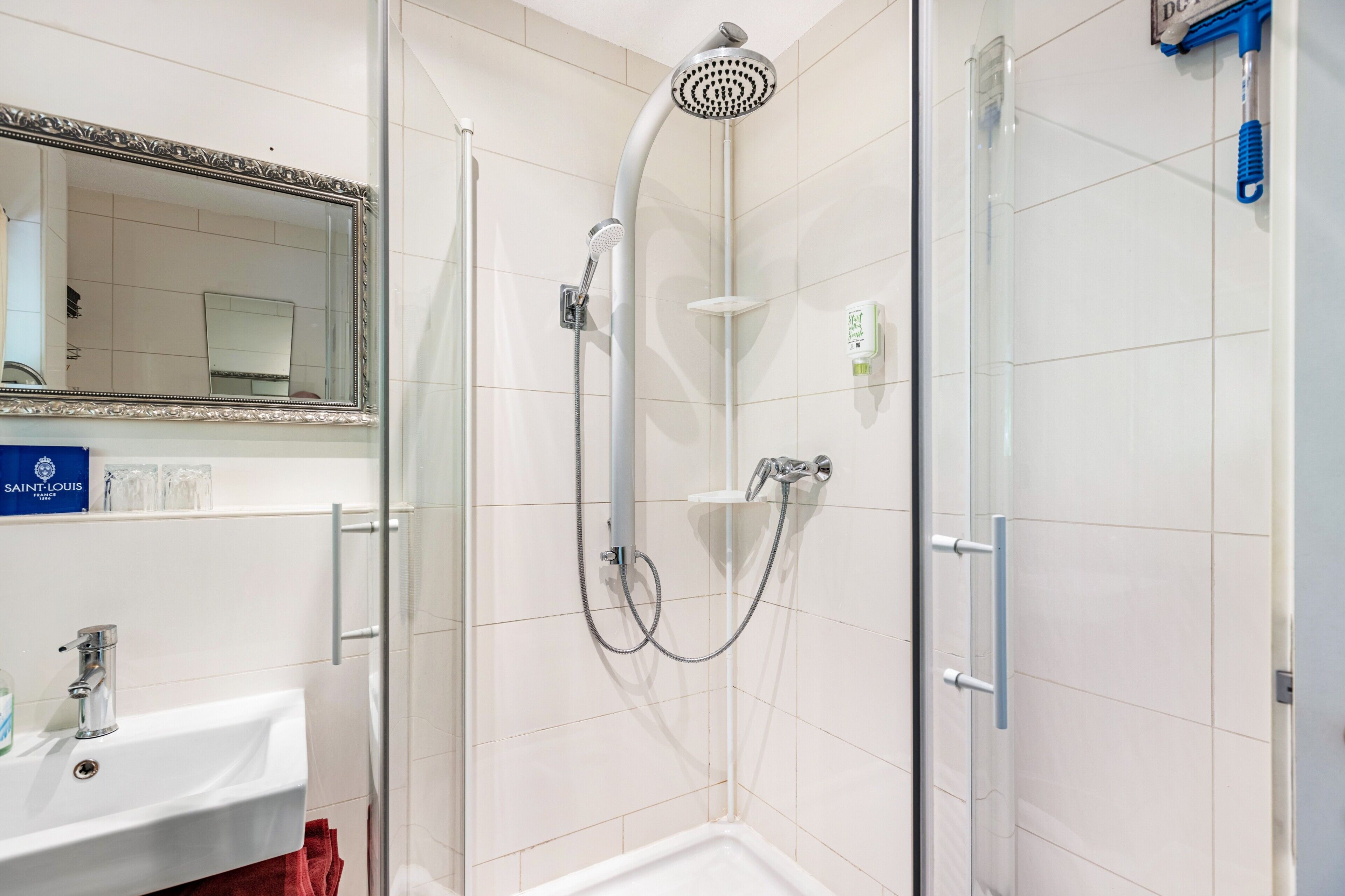 Dusche, kostenlose Toilettenartikel, Haartrockner, Bademäntel