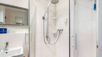 Dusche, kostenlose Toilettenartikel, Haartrockner, Bademäntel