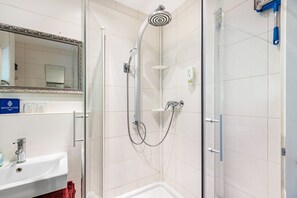 Douche, articles de toilette gratuits, sèche-cheveux, peignoirs