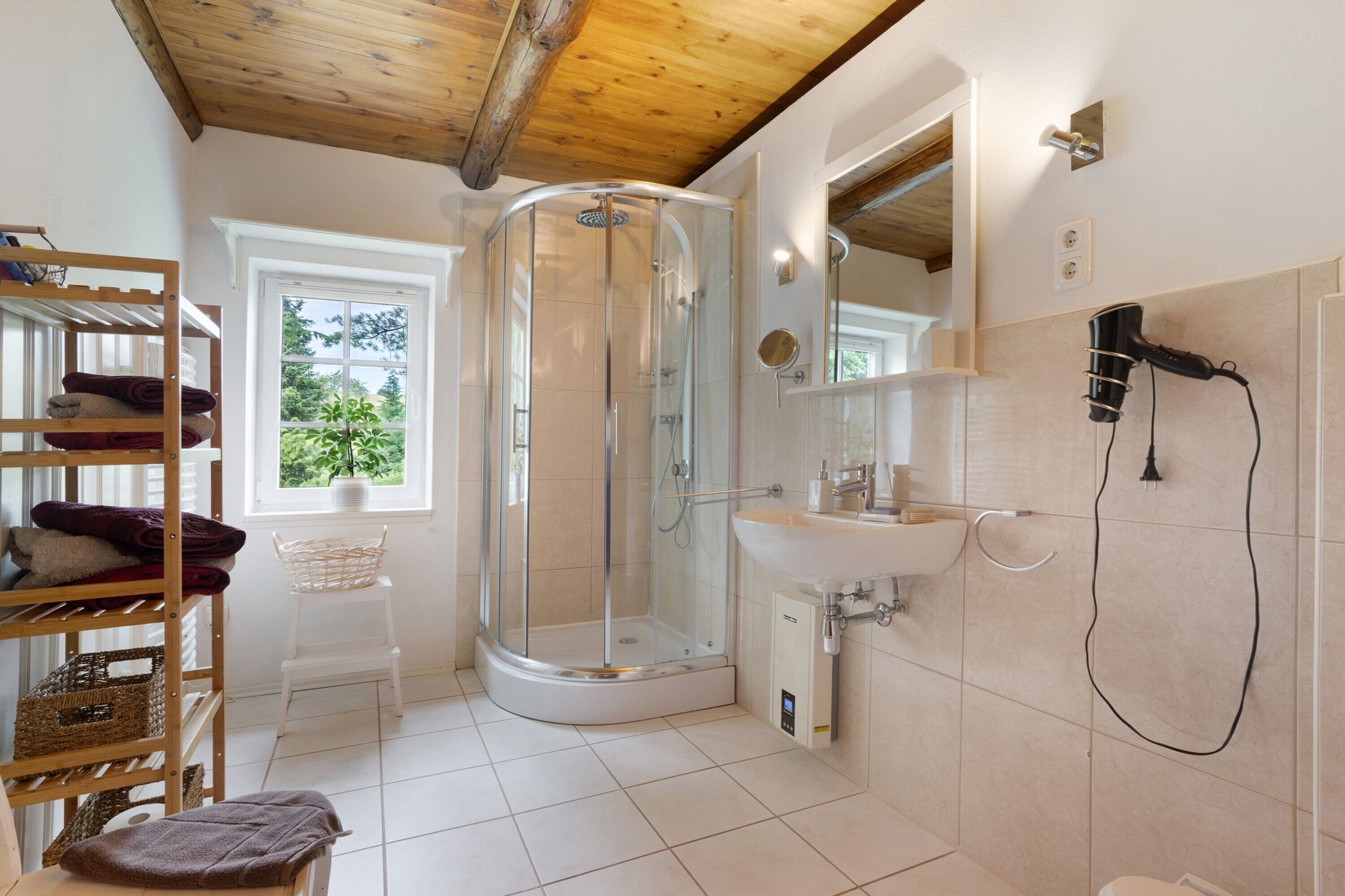 Dusche, kostenlose Toilettenartikel, Haartrockner, Handtücher