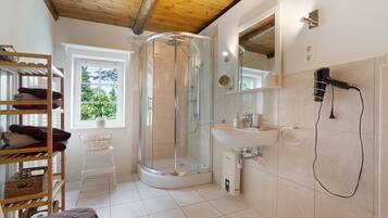 Dusche, kostenlose Toilettenartikel, Haartrockner, Handtücher