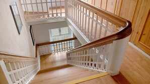 A wooden staircase with white railings and a wooden handrail. - Studio Apartment 'Ferienwohnung 3' with Shared Terrace, Shared Garden (Krakow am See)