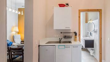 Refrigerador, horno, parrilla de estufa y cafetera y tetera