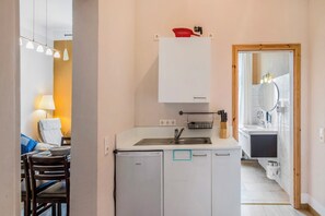 Køleskab, ovn, kogeplade, kaffe-/temaskine