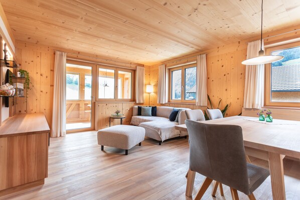 TV - Apartment 'Haus Hoalp' with Mountain View, Shared Terrace and Wi-Fi (Au)