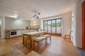 Fridge, oven, stovetop, dishwasher - Apartment 'Alte Mühle In Dernbach' with Private Terrace, Shared Garden and Wi-Fi (Dernbach)