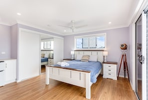 5 bedrooms, free WiFi, bed sheets - Brand new home with enough space for the whole family. (Yeppoon)