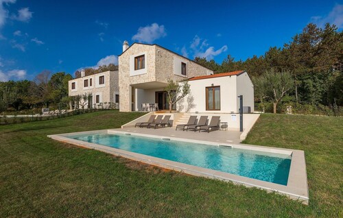 Beautiful home in Visnjan