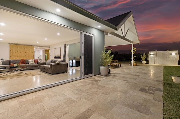 Outdoor dining - Pethick House: Estate amongst the vineyards (McLaren Vale)
