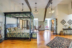 4 bedrooms, iron/ironing board, travel cot, WiFi