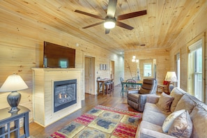 TV, fireplace
