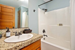 Regadera, secadora de cabello, toallas, shampoo 