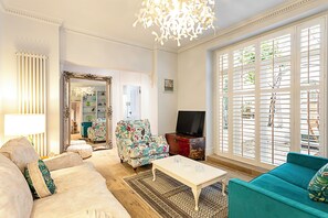 Basic-Apartment | Wohnbereich | Fernseher