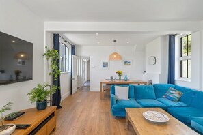 Televisie, een open haard, een stereo en een kantoor