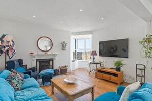 Télévision, cheminée, chaîne hi-fi, espaces bureaux