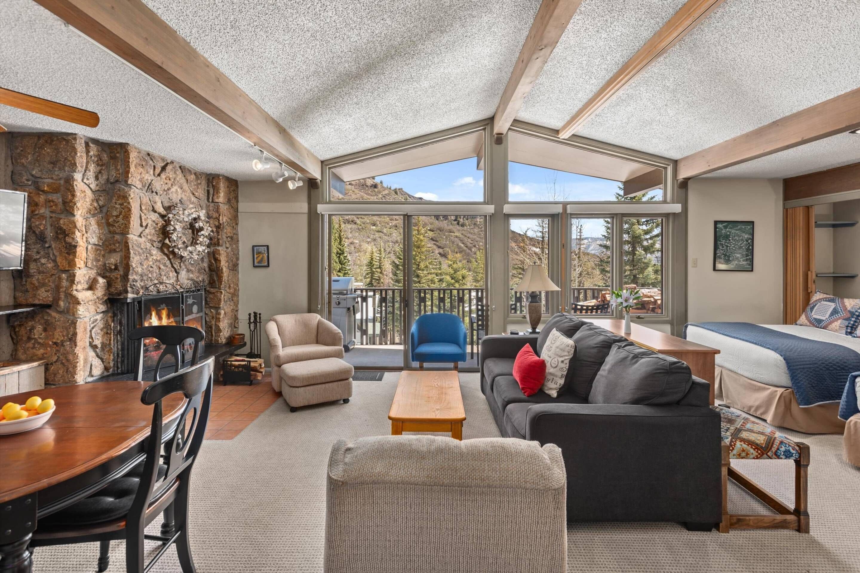 This cozy studio apartment offers vaulted ceilings, a balcony, gas grill and a great view of the surrounding mountains!