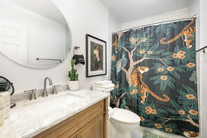 Dusj, hårføner og håndklær