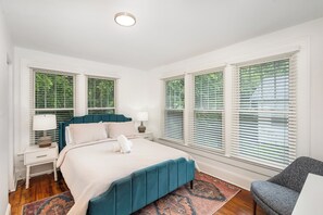 Skrivebord, strykejern/-brett, wi-fi og sengetøy