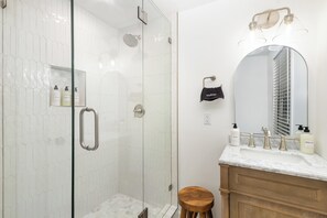 Dusche, Haartrockner, Handtücher