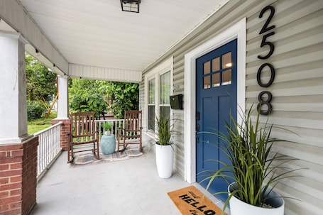Terrace/patio. Walkable City Trendy Hideout for Foodies - 3BR-2BA