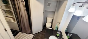 Douche, sèche-cheveux, serviettes fournies, savon
