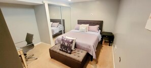 4 dormitorios, escritorio, tabla de planchar con plancha y cuna de viaje