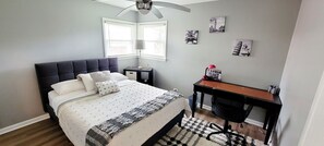 4 Schlafzimmer, Schreibtisch, Bügeleisen/Bügelbrett, Reisekinderbett