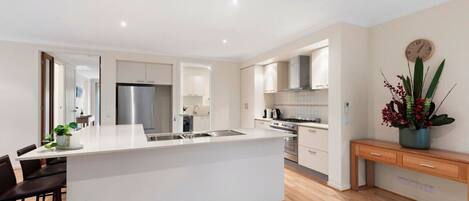 Mikrobølgeovn, opvaskemaskine, kaffe-/temaskine, højstol