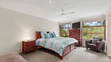 4 quartos, Wi-Fi de cortesia, roupa de cama