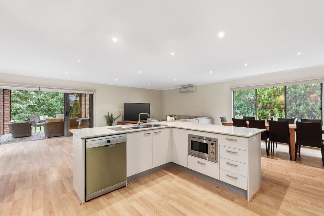 Micro-ondes, lave-vaisselle, cafetière/bouilloire, chaise haute