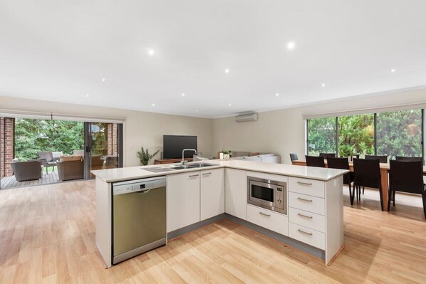 Coffee/tea maker, microwave, dishwasher, highchair - Treetop Living Anglesea (Anglesea)