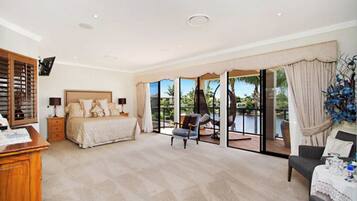 4 bedrooms, desk, iron/ironing board, WiFi