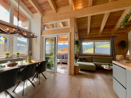 Wunderschöne Ski-in-Ski-out-Hütte mit Carport