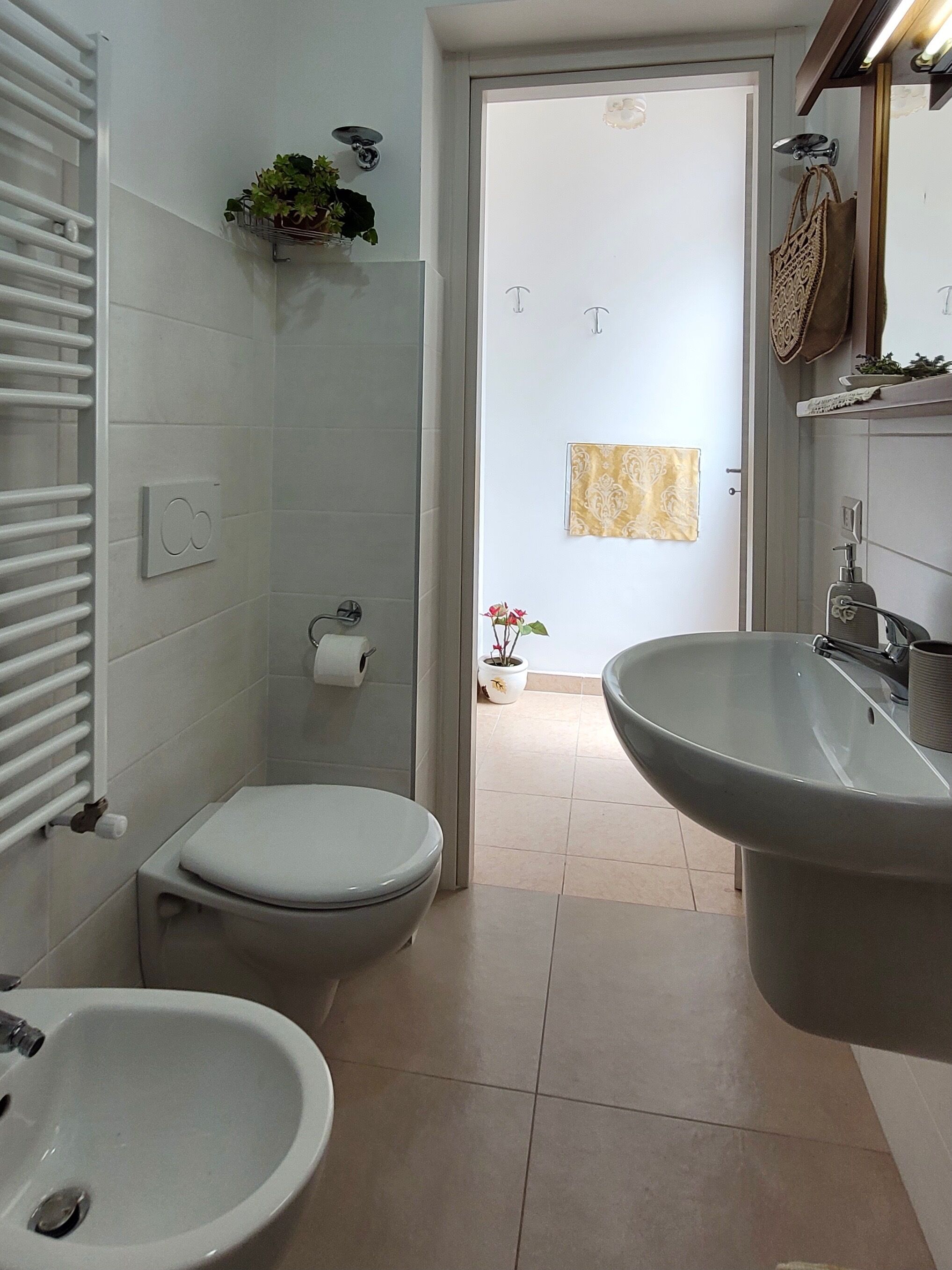 Douche, articles de toilette écologiques, sèche-cheveux, bidet