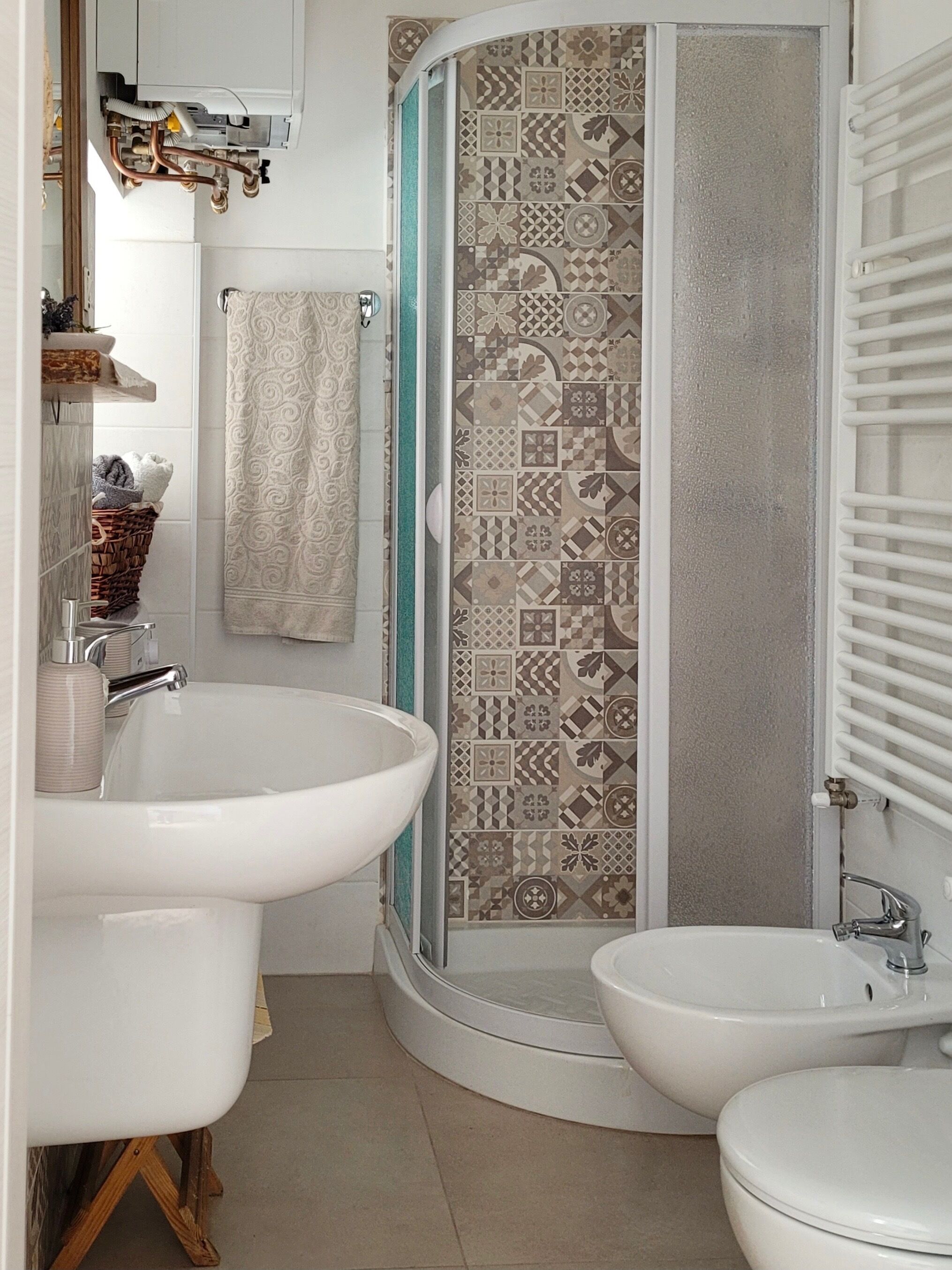 Douche, articles de toilette écologiques, sèche-cheveux, bidet