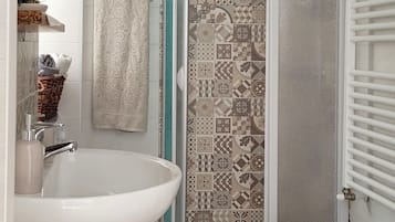Een douche, milieuvriendelijk toiletgerief, een haardroger, een bidet