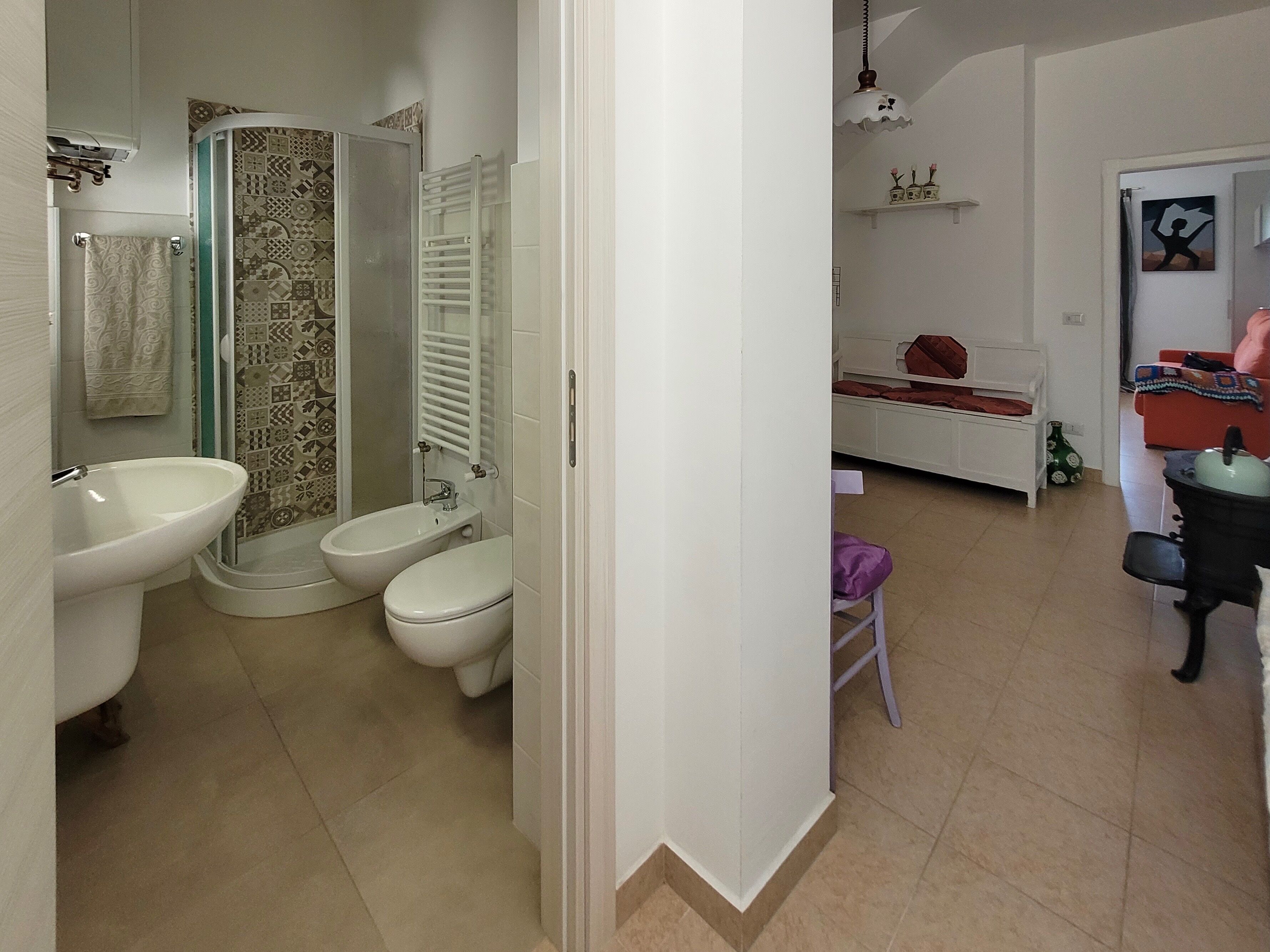 Une salle de bain équipée d’un lavabo, d’un bidet et de toilettes.
