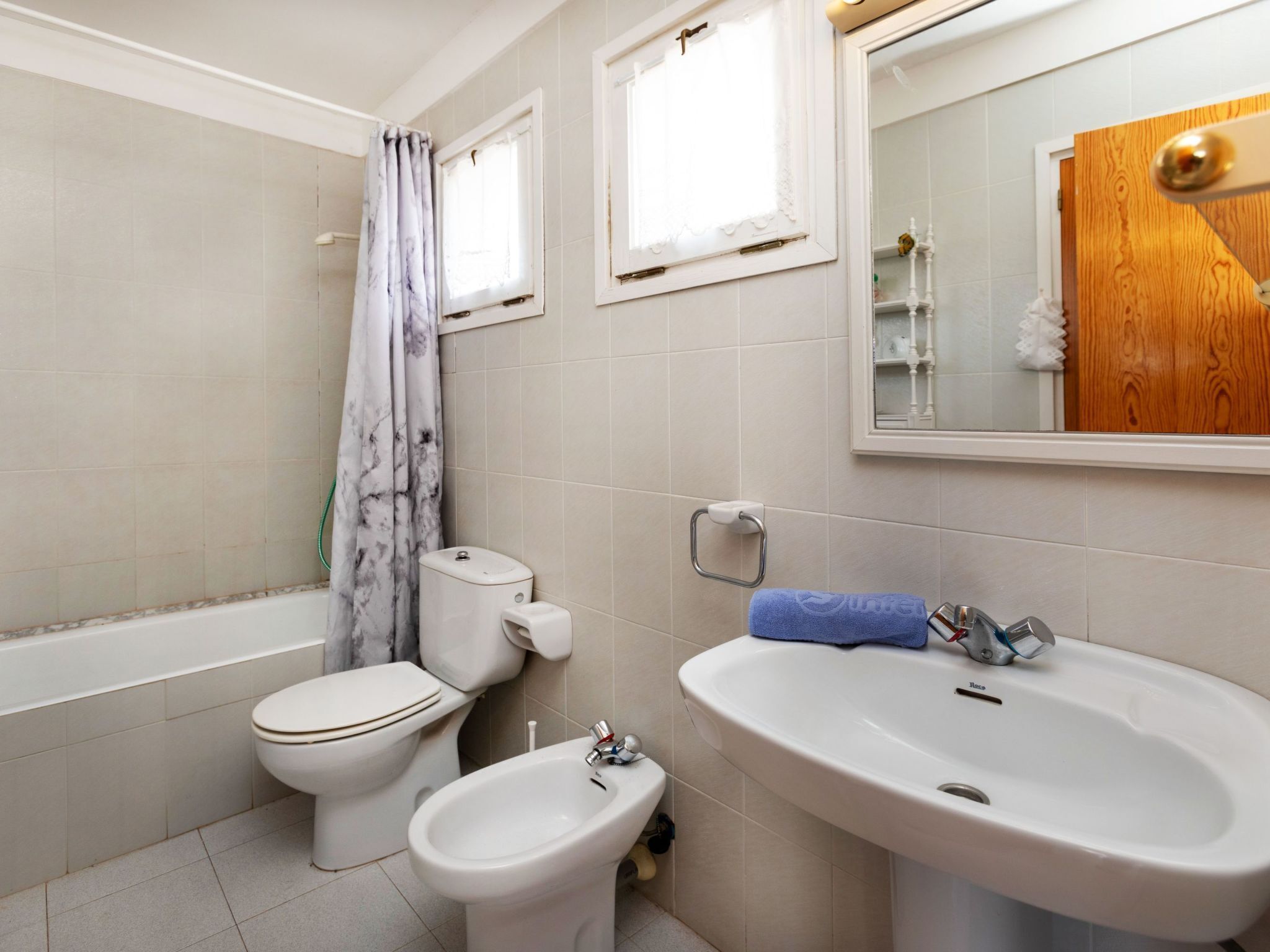 Ein Badezimmer mit Toilette, Bidet, Badewanne und Waschbecken.