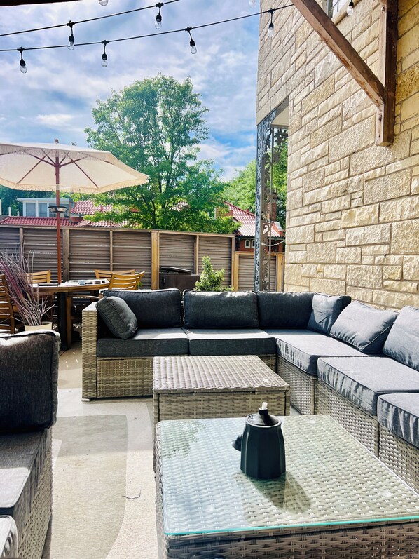 Terrace/patio - Quincy Estate 5BR/3BA for Family Stays with Fireplace Park Views & Parking (Milwaukee)