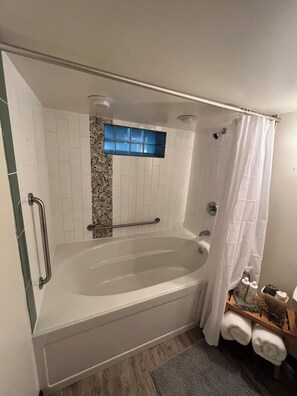 Dusche, Whirlpool, Haartrockner, Handtücher